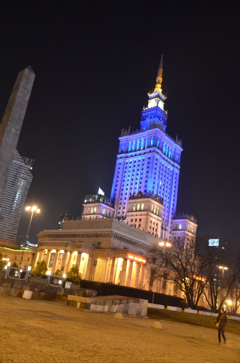 Pałac Kultury w barwach ukraińskiej flagi
