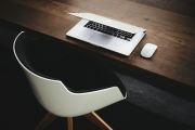 Jak dobrać optymalną wysokość biura i krzesła, aby można było komfortowo pracować?