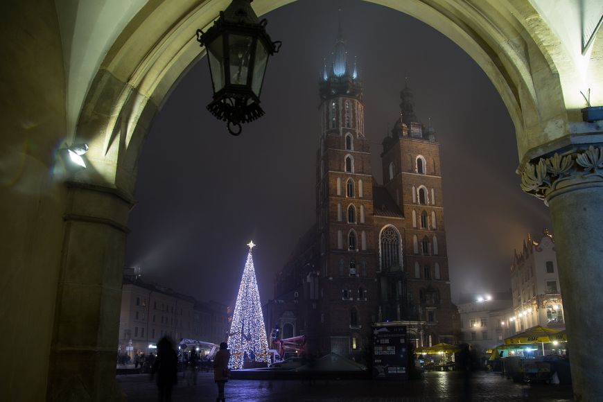  - Kraków - choinka przy sukiennicach z widokiem na Kościół Mariacki, fot. Paweł Krawczyk