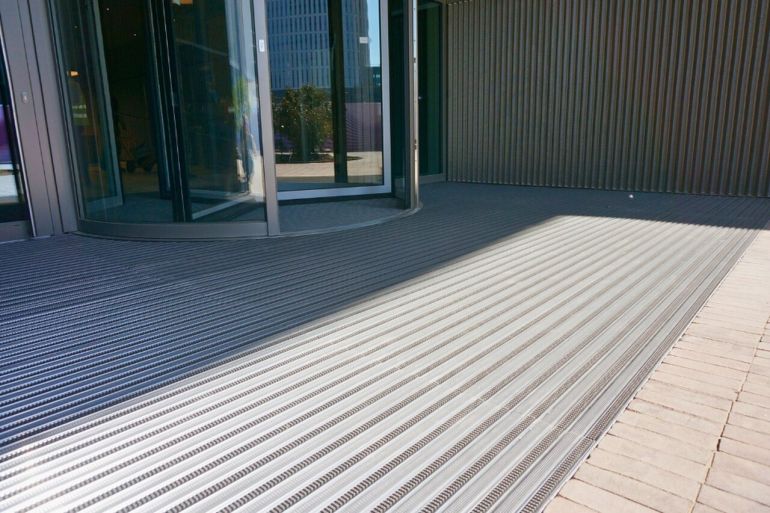 Jakie wycieraczki najlepiej sprawdzą się w biurowcach?