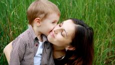 Pracodawcy coraz częściej wspierają młode matki