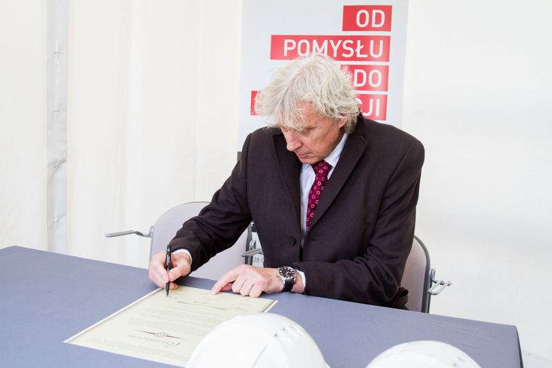 - The head of WCWI Grzegorz Michalski signs the construction act