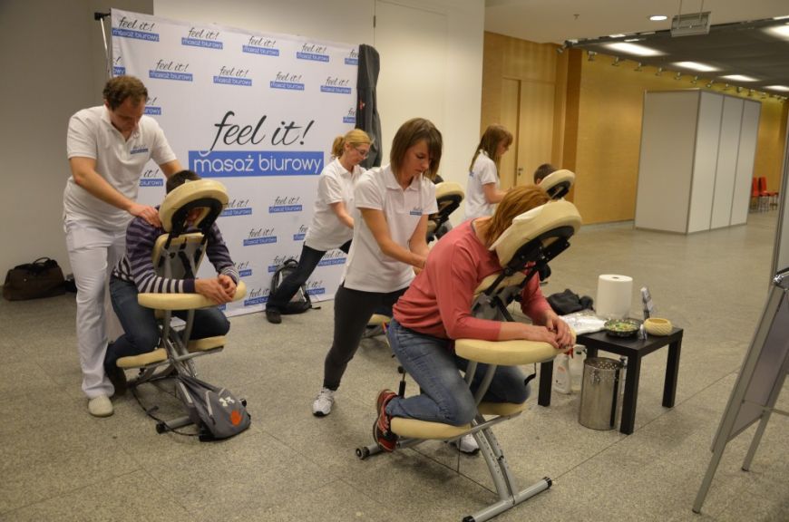  - Zmęczeni uczestnicy wydarzenia mogli skorzystać z usługi masażu biurowego