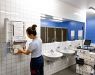 Coraz częściej w toaletach znajdujących się w miejscach o dużym natężeniu ruchu suszarki do rąk zastępowane są ręcznikami papierowymi