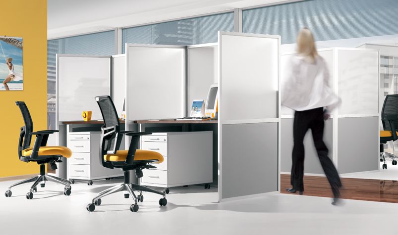  - Nie koniecznie open space to otwarta przestrzeć, dzięki przegrodą między biurkami, pracownicy mogą imeć swoją przestrzeń, fot. Jard Meble biurowe