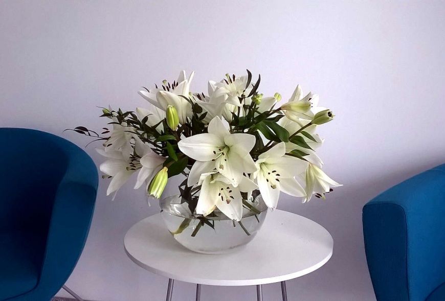  - Aromatyczny zapach białej lilii (fot. Kwiaty dla Biura)